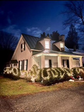 Across The INN Colonial House with lovely porch & extremely fast Wi-Fi